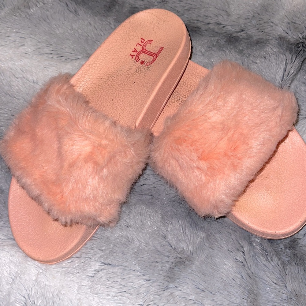 Faux fur slides